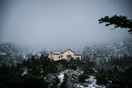 Χιονίζει στην Πάρνηθα: Βίντεο από το καταφύγιο Μπάφι