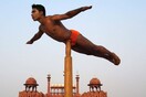 Στην Ινδία το pole dancing συνδυάζεται με τη γιόγκα