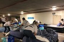«Για έναν καλό ύπνο»: Εθελοντές στρώνουν κρεβάτια για άστεγους σε πάρκινγκ που κλείνει τη νύχτα