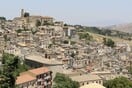 Δωρεάν σπίτια στην Ιταλία: Μια παλιά πόλη προσπαθεί να ξαναζωντανέψει