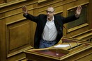 «Παραδίνομαι»: Ο Κλέωνας Γρηγοριάδης διαμαρτυρήθηκε με τα χέρια ψηλά στη Βουλή για την αστυνομική βία
