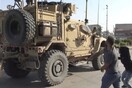 Με κατάρες και σάπια φρούτα ξεπροβόδισαν οι Κούρδοι τον στρατό των ΗΠΑ - ΒΙΝΤΕΟ