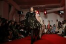 H Λένα Ντάναμ κάνει την πρώτη εμφάνισή της σε πασαρέλα