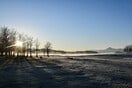 O ήλιος ανατέλλει ένα παγωμένο πρωινό στη λίμνη Πλαστήρα