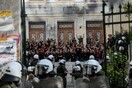 Τα ΜΑΤ στην ΑΣΟΕΕ: Βουλευτές του ΣΥΡΙΖΑ και του ΜέΡΑ25 έξω από το πανεπιστήμιο