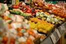 Πελάτισσα έβηξε επίτηδες σε σούπερ μάρκετ και πέταξαν προϊόντα 35.000$