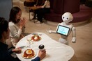 «Pepper PARLOR»: Στην Ιαπωνία άνοιξε καφετέρια με σερβιτόρους ρομπότ