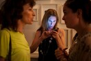 «Υπνωτισμένοι από το μπλε φως της οθόνης»: Γνωστός φωτογράφος απεικονίζει την εξέλιξη του εθισμού στο κινητό