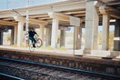 Αψηφώντας κάθε κίνδυνο πάνω στις ρόδες ενός ποδηλάτου