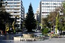 Στήθηκε και στολίζεται το χριστουγεννιάτικο δέντρο στο Σύνταγμα