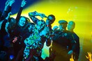 Αστυνομικοί ανεβαίνουν στη σκηνή κατά την εκρηκτική συναυλία των Strokes υπέρ του Μπέρνι Σάντερς