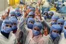 Τυνησία: Εργάτες κλείστηκαν οικειοθελώς σε εργοστάσιο για ένα μήνα για να φτιάχνουν μάσκες
