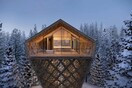 Χαλαρώνοντας στις ξύλινες σουίτες της Αυστρίας στη μέση ενός κατάλευκου, χιονισμένου δάσους