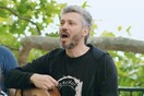 Ο Αλκίνοος Ιωαννίδης τραγουδά με παιδιά των Σταγιατών για το νερό- Στηρίζει τον αγώνα τους
