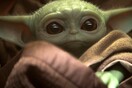 Ο Taika Waititi αγκαλιά με τον Baby Yoda - Η φωτογραφία που έγινε viral μετά την Γιορτή του Πατέρα