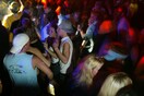 Κορωνοϊός: «Λουκέτο» σε beach bar προτείνουν ειδικοί