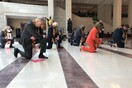 ΗΠΑ: Δημοκρατικοί Γερουσιαστές γονάτισαν για 8:46 για τον Φλόιντ - Πρόταση για αλλαγές στην Αστυνομία