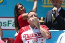 Ο Joey Chestnut «έσπασε» το δικό του παγκόσμιο ρεκόρ - Έφαγε 75 χοτ ντογκ σε 10 λεπτά