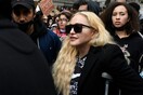 Η Μαντόνα με πατερίτσες στη διαδήλωση «Βlack Lives Matter» στο Λονδίνο