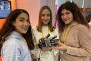 Generation Next: Μαθήτριες γυμνασίου έφτιαξαν γάντι που μεταφράζει το αλφάβητο της νοηματικής γλώσσας και ετοιμάζονται για την Silicon Valley
