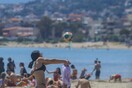 Στην παραλία: Αυξημένη κίνηση σε Βουλιαγμένη, Καβούρι και Λούτσα
