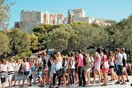 Guardian: Οι νέοι κανόνες του τουρισμού στην Ελλάδα - Αλλαγές σε παραλίες, ξενοδοχεία, ακόμη και μπουφέδες πρωινού