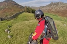 Διασώστης πετά με jet suit σε βουνά της Βρετανίας - Εντυπωσιακό βίντεο από τη δοκιμή