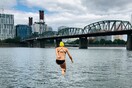 «Άγρια κολύμβηση»: Φανατικοί του νερού βουτούν σε ποτάμια, λίμνες και κάτω από γέφυρες για να αποφύγουν την πολυκοσμία