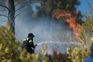 Φωτιά στα Καλύβια Αττικής - Κοντά σε σπίτια εν μέσω ισχυρών ανέμων
