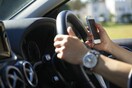 Η Βρετανία απαγορεύει εντελώς τη χρήση κινητού στην οδήγηση - Τέλος «σκρολάρισμα» ή φωτογραφίες