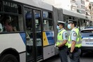 Αστυνομικοί απομάκρυναν από λεωφορείο επιβάτη χωρίς μάσκα - «Πάρτε με σηκωτό» [ΒΙΝΤΕΟ]