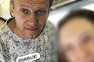 Αλεξέι Ναβάλνι: «Μπήκε στην τουαλέτα του αεροπλάνου και άρχισε να φωνάζει»