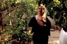 Η Αλέξια ξαναπηγαίνει στο πατρικό της στα Κατεχόμενα, συναντώντας τους ηλικιωμένους Τούρκους που το έχουν