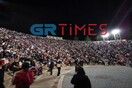 Θεσσαλονίκη: Εικόνες συνωστισμού σε παράσταση stand up comedy