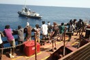 Ιταλία: Έπειτα από 40 μέρες στη θάλασσα, άφησαν 27 μετανάστες να βγουν στη στεριά