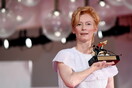 Η συγκλονιστική ομιλία της Τίλντα Σουίντον στο Φεστιβάλ Βενετίας: «Σινεμά, σινεμά, σινεμά. Τίποτα εκτός από αγάπη»