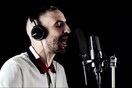 Τα sessions του Dof Twogee ενώνουν το παλιό και το νέο ραπ σε ένα λιτό μαύρο φόντο