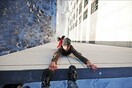 Κρεμασμένος στο κενό, δεκάδες μέτρα πάνω από το έδαφος