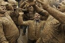 Οι Ιρανοί θρηνούν τον εγγονό του Μωάμεθ στη λάσπη 