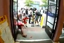 Άντρας ασφαλείας σε mall αμερικανικού γκέτο εξουδετερώνει με taser προκλητική μητέρα 