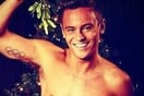 Μια ημίγυμνη φωτογραφία του Tom Daley κάτω από ένα γκι