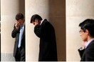 Χτυπά το κινητό. Βγες έξω! Sorry…