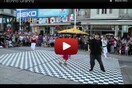 Βίντεο: σούπερ (techno) γιαγιά παρεμβαίνει σε χορευτικό δρόμου!