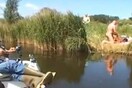 Σε μια ανυποψίαστη βόλτα στη λίμνη...