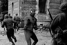 Οι σούπερ ήρωες ξεπροβάλλουν μέσα από ιστορικές φωτογραφίες 