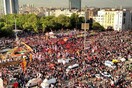 Διαδηλώνοντας στην πλατεία Ταξίμ 