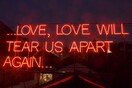 Αγάπη από neon: Η πορεία μια σχέσης φωτίζεται μέσα από στίχους