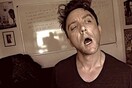 Ο κωμικός Peter Serafinowicz ΤΡΑΓΟΥΔΑΕΙ την πρώτη σελίδα της αυτοβιογραφίας του Morrissey!