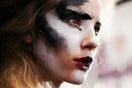 Vivienne Westwood: Σχόλιο στην κλιματική αλλαγή και μοντέλα βαμμένα σαν πίνακες