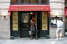 Η μπερδεμένη ιστορία ενός φροντιστή τουαλέτας σε εστιατόριο